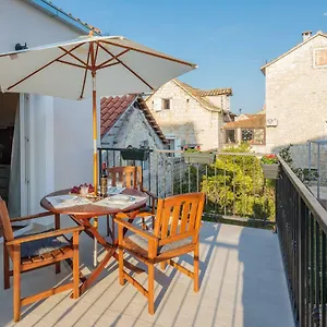 Apartment Zlatin Dvor - For 3, Terrace, Center, At 5-min, Bike Friendly, Trogir